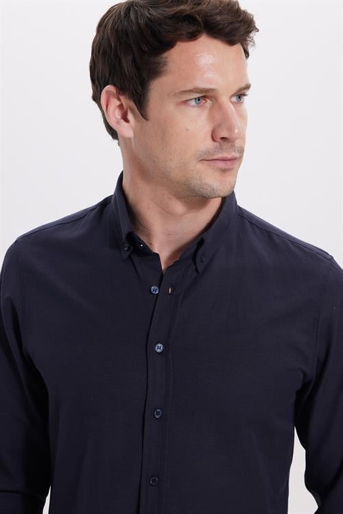 Erkek Slim Fit Dar Kesim Uzun Kollu Pamuklu Oxford Doku Kolay Ütü Lacivert Düğmeli Yaka Gömlek