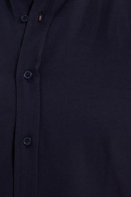 Erkek Slim Fit Dar Kesim Uzun Kollu Pamuklu Oxford Doku Kolay Ütü Lacivert Düğmeli Yaka Gömlek