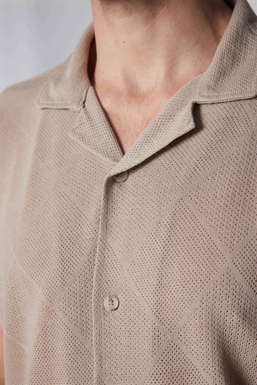 Erkek Slim Fit Dar Kesim Kısa Kollu Nefes Alan Örme Doku Kare Desenli Taş Renk Apaş Yaka Gömlek