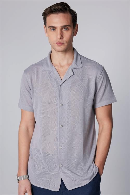 Erkek Slim Fit Dar Kesim Kısa Kollu Nefes Alan Örme Doku Kare Desenli Gri Apaş Yaka Gömlek