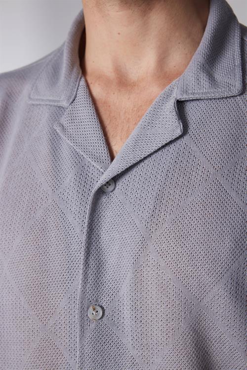 Erkek Slim Fit Dar Kesim Kısa Kollu Nefes Alan Örme Doku Kare Desenli Gri Apaş Yaka Gömlek