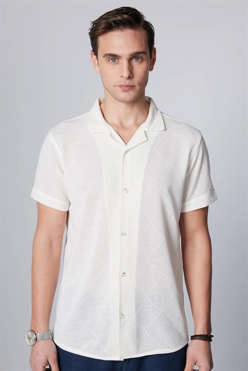 Erkek Slim Fit Dar Kesim Kısa Kollu Nefes Alan Örme Doku Kare Desenli Beyaz Apaş Yaka Gömlek