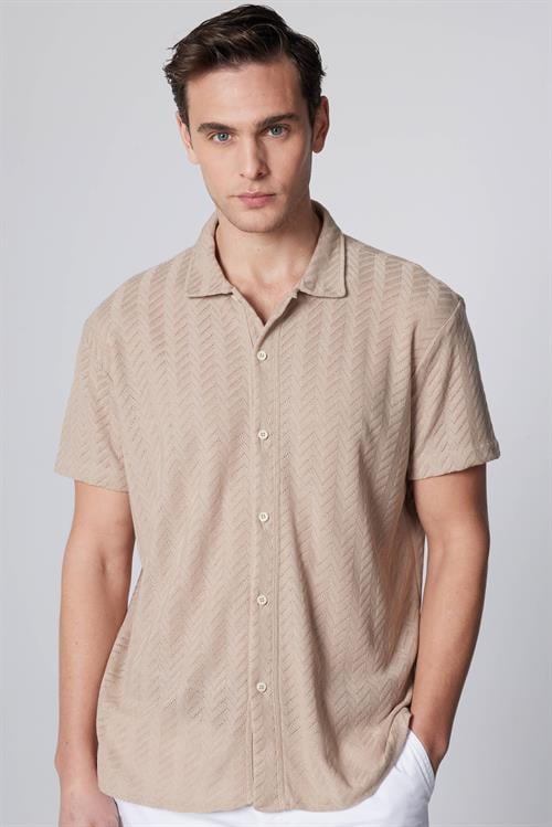 Erkek Slim Fit Dar Kesim Kısa Kollu Nefes Alan Örme Doku Armür Desenli Taş Renk Gömlek