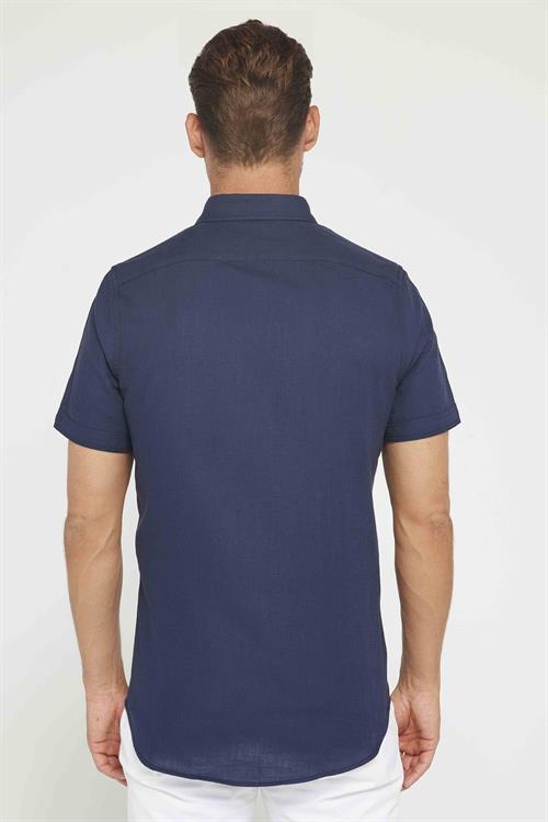 Erkek Slim Fit Dar Kesim Kısa Kollu %100 Pamuk Keten Doku Lacivert Düğmeli Yaka Gömlek