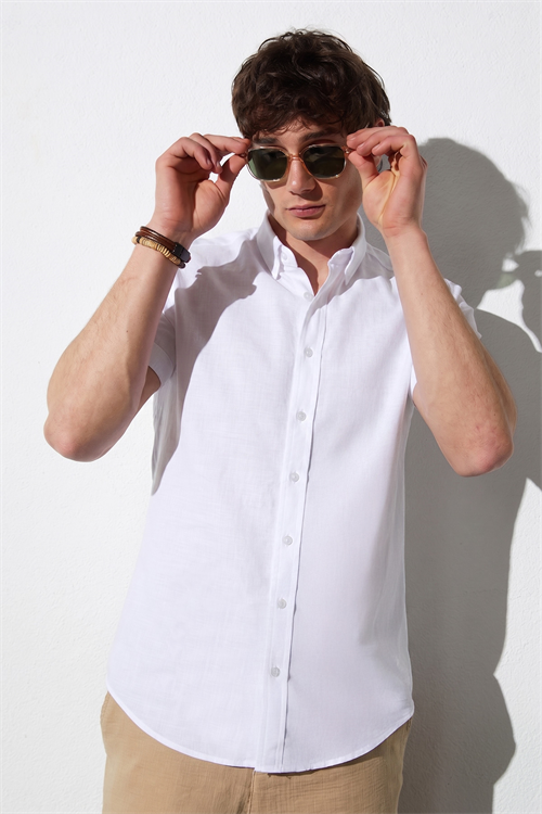 Erkek Slim Fit Dar Kesim Kısa Kollu %100 Pamuk Keten Doku Beyaz Düğmeli Yaka Gömlek