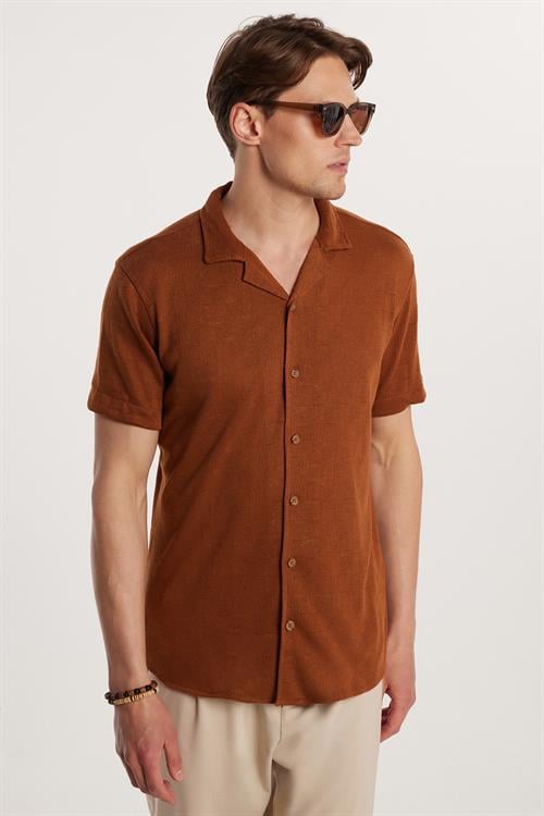 Slim Fit Kısa Kol Örme Kumaş Apaş Yaka Rahat Armürlü Doku Kahverengi Erkek Gömlek