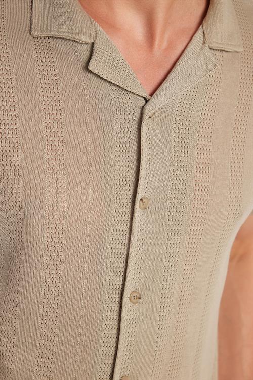 Erkek Slim Fit Örme Kumaş Apaş Yaka Rahat Kullanım Kısa Kol Bej Gömlek