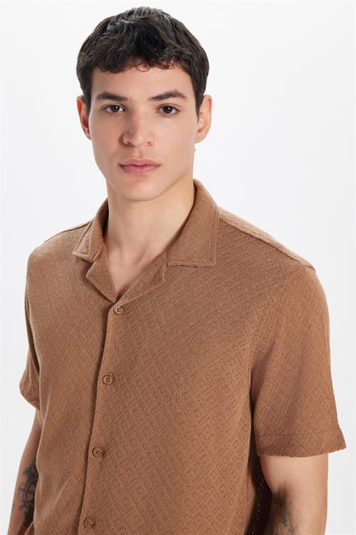 Erkek Slim Fit Dar Kesim Kısa Kollu Örme Doku Apaş Yaka Kahverengi Gömlek