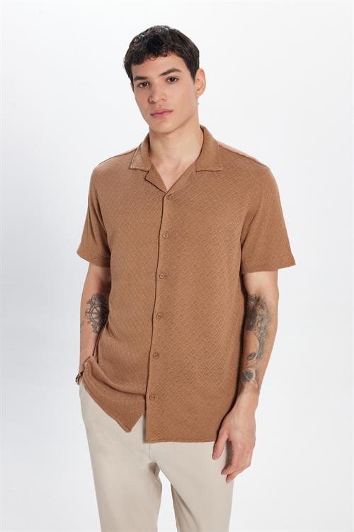 Erkek Slim Fit Dar Kesim Kısa Kollu Örme Doku Apaş Yaka Kahverengi Gömlek
