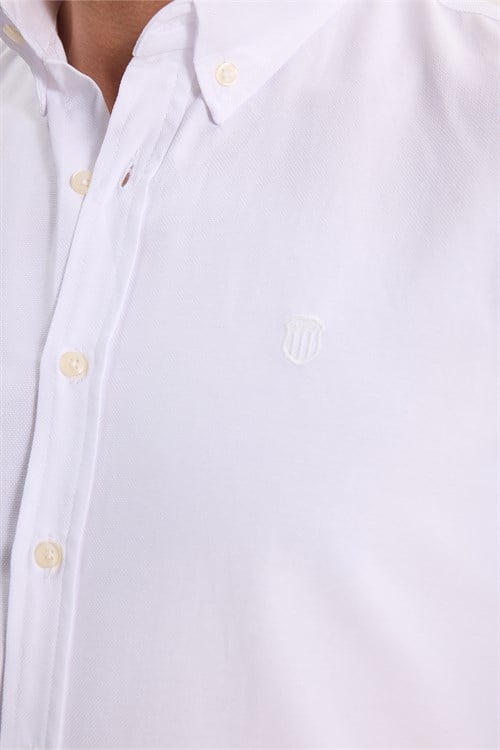 Erkek Slim Fit Dar Kesim Düz Oxford Armalı Düğmeli Yaka Beyaz Spor Gömlek
