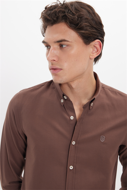 Erkek Slim Fit Dar Kesim Düz Oxford Armalı Düğmeli Yaka Kahverengi Spor Gömlek