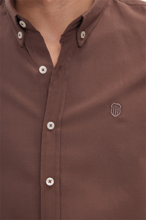 Erkek Slim Fit Dar Kesim Düz Oxford Armalı Düğmeli Yaka Kahverengi Spor Gömlek