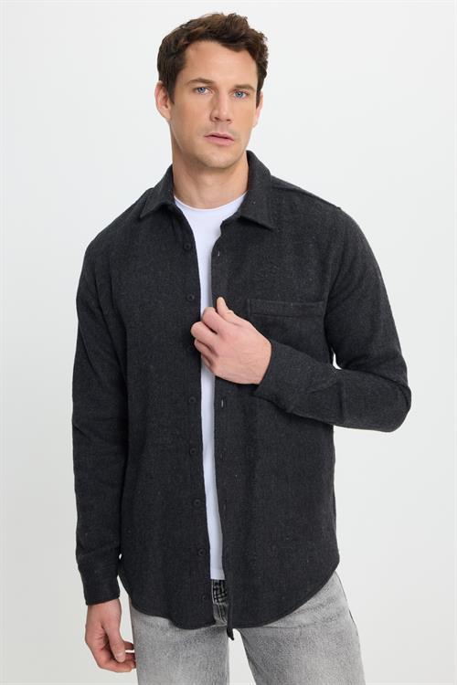 Erkek Slim Fit Dar Kesim  Armürlü Oduncu Cepli Spor Yaka Siyah Gömlek