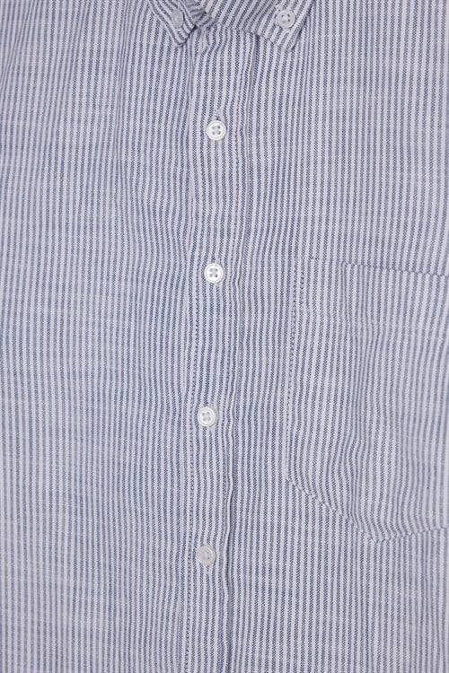 Erkek Slim Fit Dar Kesim %100 Pamuk Düğmeli Yaka Çizgili Uzun Kollu Cepli Keten Lacivert Gömlek