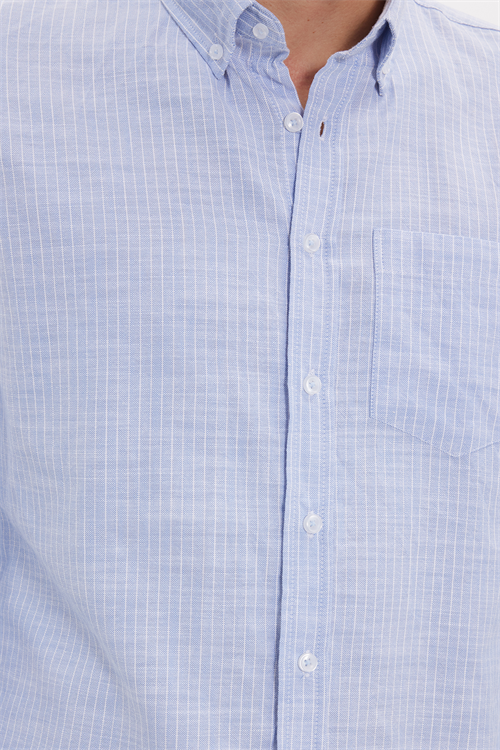 Erkek Slim Fit Dar Kesim %100 Pamuk Düğmeli Yaka Çizgili Uzun Kollu Cepli Keten Efektli Mavi Gömlek