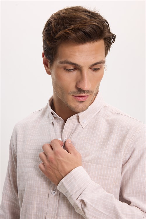 Erkek Slim Fit Dar Kesim %100 Pamuk Düğmeli Yaka Çizgili Uzun Kollu Cepli Keten Efektli Bej Gömlek