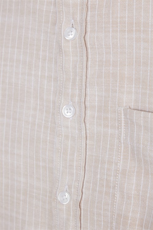 Erkek Slim Fit Dar Kesim %100 Pamuk Düğmeli Yaka Çizgili Uzun Kollu Cepli Keten Efektli Bej Gömlek