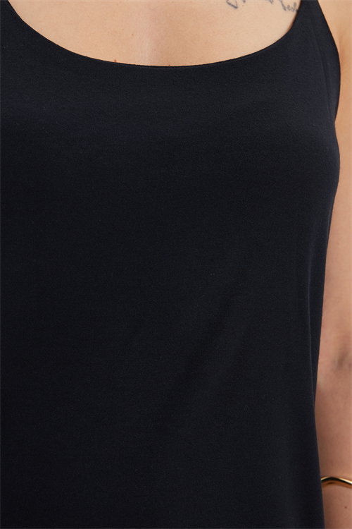 Kadın Regular Fit Klasik Kesim Askılı Yaka Yırtmaç Detaylı Siyah Elbise