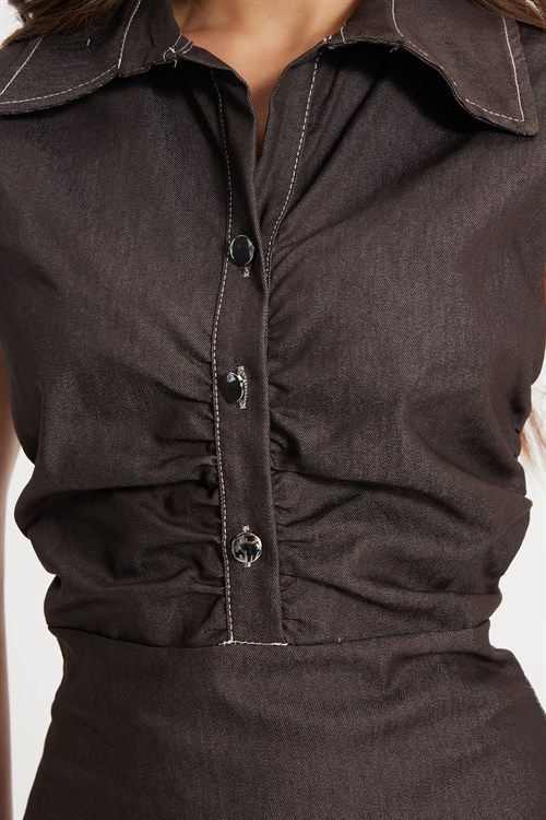 Kadın Relax Fit Rahat Kesim Düğmeli Göğüs Büzgü Detaylı Yırtmaçlı Maxi Boy Kahverengi Kot Elbise