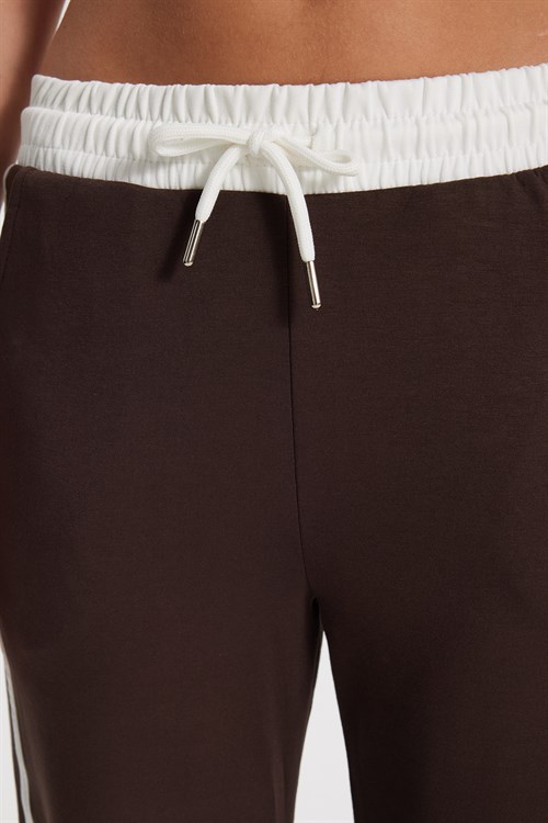 Kadın Relax Fit Bol Kesim Lastikli Bel Çizgili Geniş Paça Likralı Kahverengi Eşofman Altı