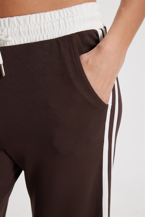 Kadın Relax Fit Bol Kesim Lastikli Bel Çizgili Geniş Paça Likralı Kahverengi Eşofman Altı