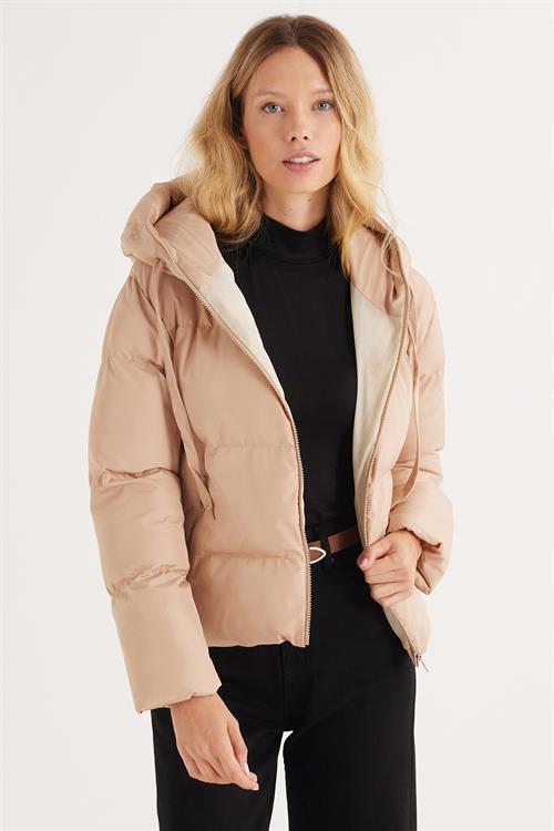 Kadın Regular Fit Klasik Kesim Kapüşonlu Şişme Bej Mont