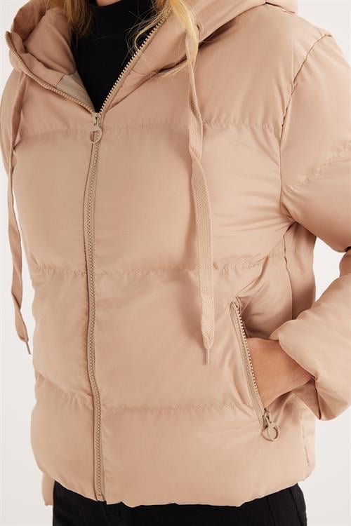 Kadın Regular Fit Klasik Kesim Kapüşonlu Şişme Bej Mont