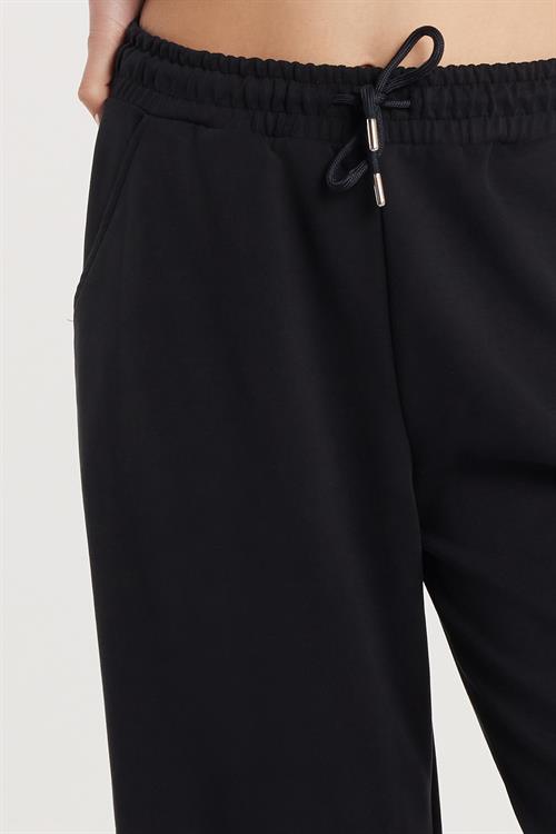 Kadın Relax Fit Rahat Kesim Modal Kumaş Beli Lastikli Geniş Paça Siyah Eşofman Altı