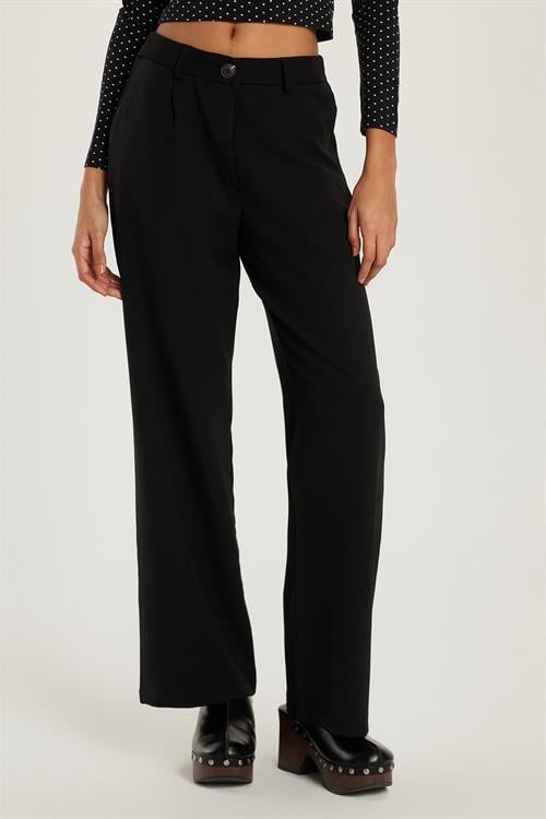 Kadın Slim Fit Fermuarlı Pileli Cepli Siyah Pantolon