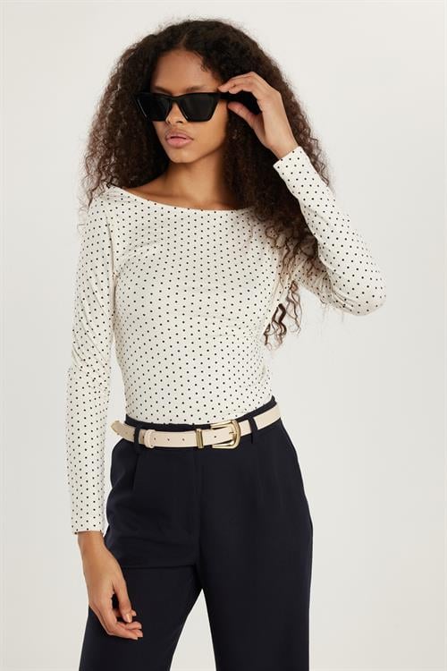 Kadın Slim Fit Dar Kesim Sırt Detaylı Beyaz Bluz