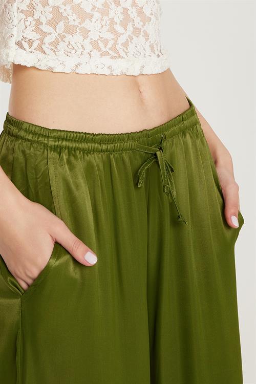Kadın Regular Fit Beli Lastikli Bağlamalı Saten Geniş Paça Yeşil Pantolon