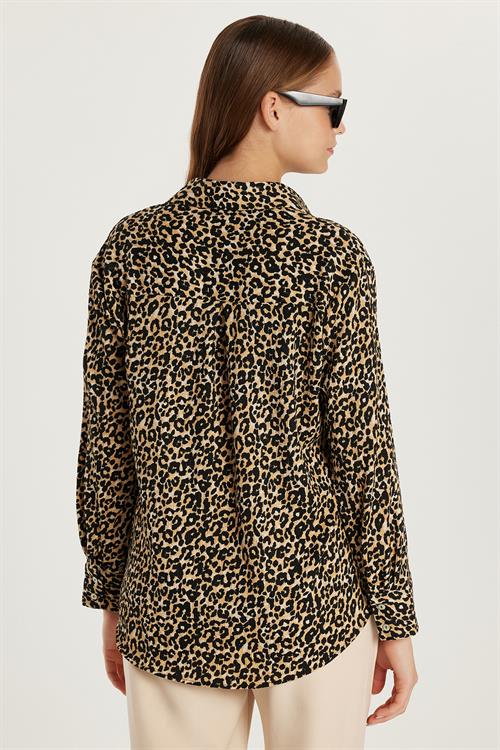 Kadın Relax Fit Rahat Kesim Uzun Kollu Bürümcük Kumaş Leopar Desenli Gömlek