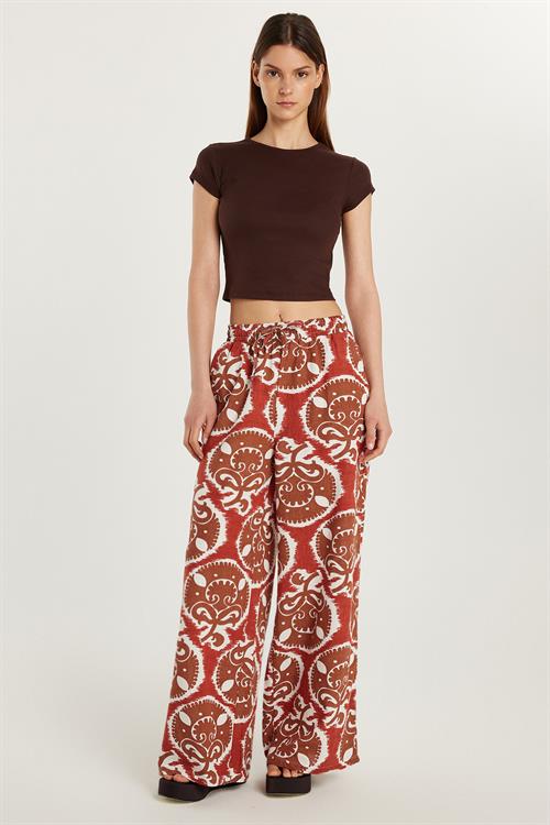 Kadın Regular Fit Beli Bağcıklı Geniş Paça Baskılı Pantolon