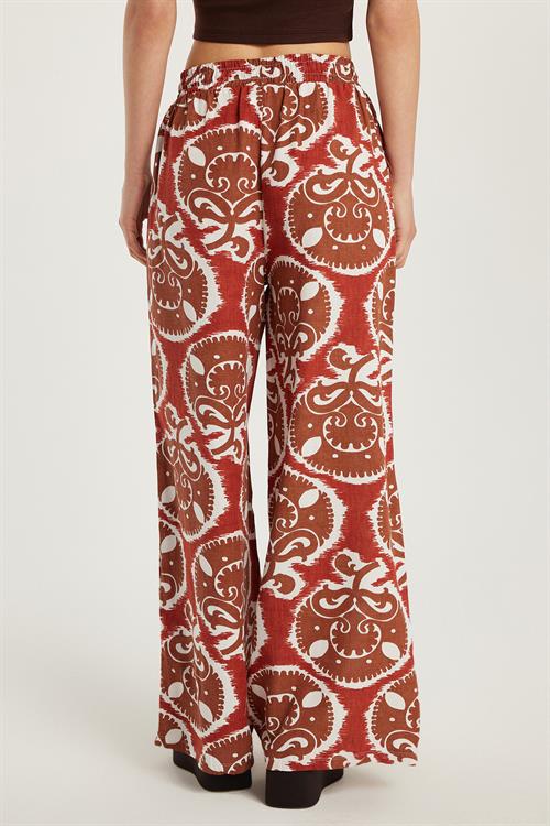 Kadın Regular Fit Beli Bağcıklı Geniş Paça Baskılı Pantolon