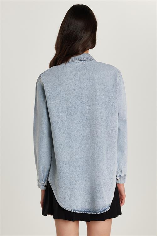 Kadın Regular Fit %100 Pamuk Çift Cepli Taş Detaylı Denim Açık Mavi Gömlek