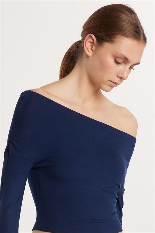 Kadın Slim Fit Dar Kesim Kayık Yaka Viskon Lacivert Bluz