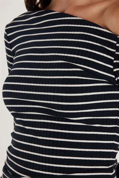 Kadın Standart Fit Çizgili Asimetrik Yaka Bluz