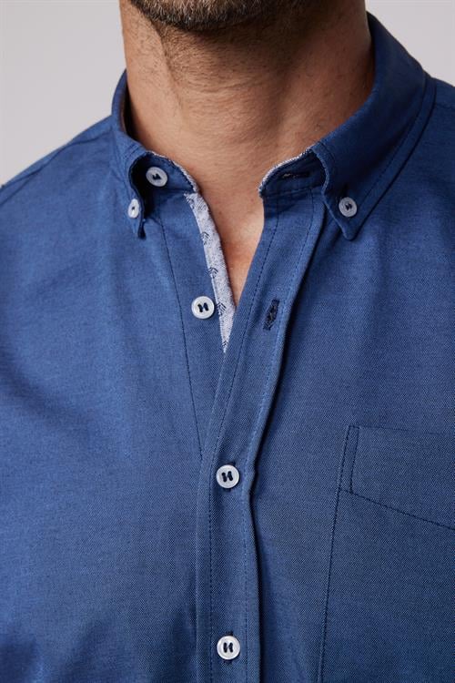 Erkek Regular Fit Klasik Kesim Pamuklu Oxford Doku Tek Cepli İndigo Düğmeli Yaka Gömlek
