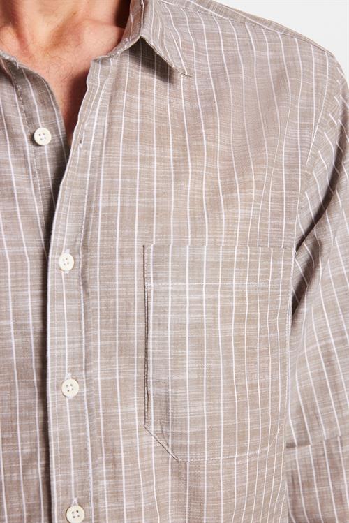 Erkek Regular Fit Klasik Kesim Oversize Uzun Kollu %100 Pamuk Keten Doku Tek Cepli Çizgili Kahverengi Gömlek