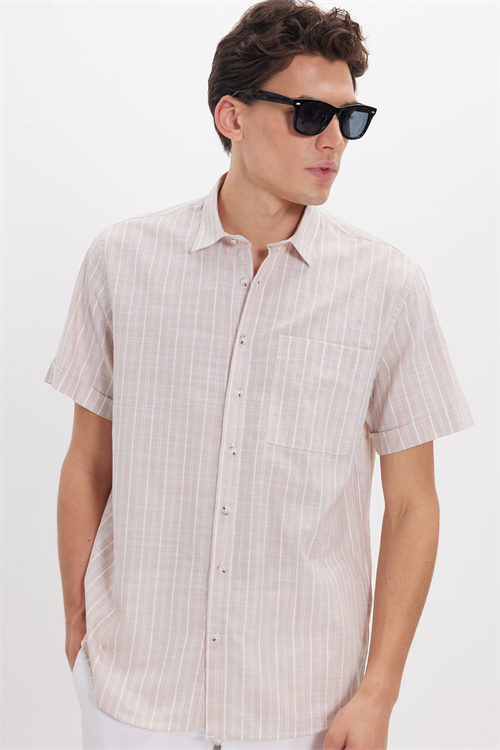 Erkek Regular Fit Klasik Kesim Oversize %100 Pamuk Keten Doku Tek Cepli Çizgili Kısa Kollu Bej Gömlek