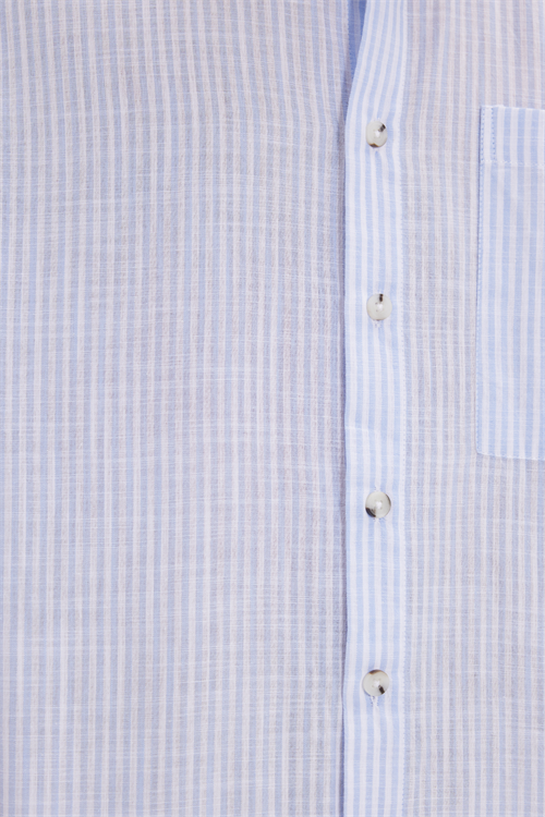 Erkek Regular Fit Klasik Kesim Oversize %100 Pamuk Keten Doku Tek Cepli Çizgili Kısa Kollu Mavi Gömlek