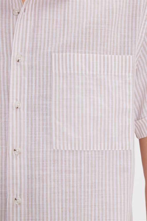 Erkek Regular Fit Klasik Kesim Oversize %100 Pamuk Keten Doku Tek Cepli Çizgili Kısa Kollu Bej Gömlek