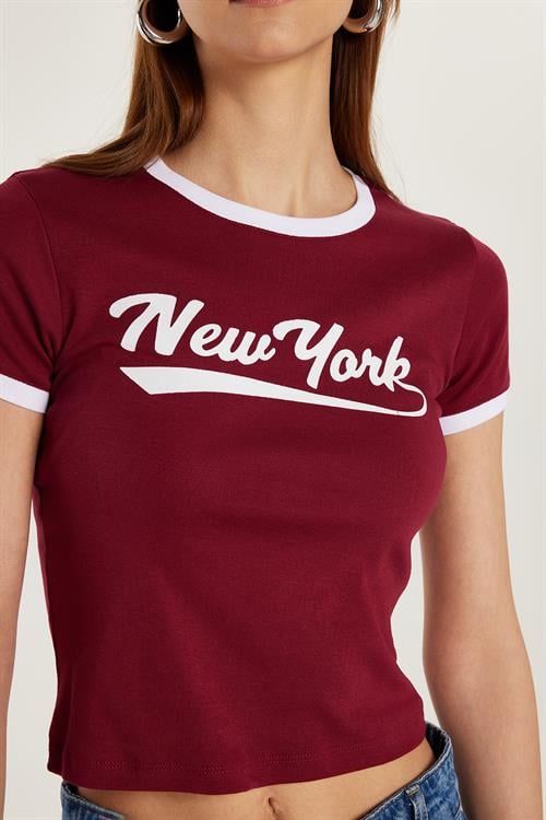 Kadın Slim Fit Dar Kesim %100 Pamuk Kısa Kollu Bisiklet Yaka Baskılı Bordo Tişört