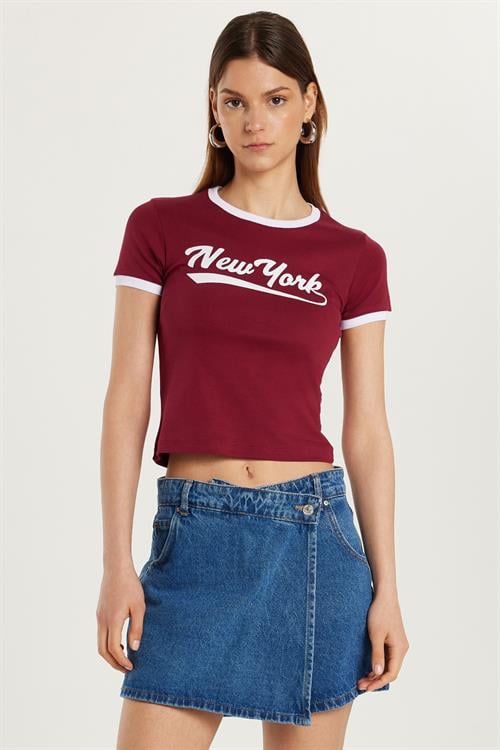 Kadın Slim Fit Dar Kesim %100 Pamuk Kısa Kollu Bisiklet Yaka Baskılı Bordo Tişört