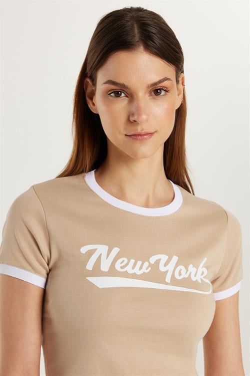 Kadın Slim Fit Dar Kesim %100 Pamuk Bisiklet Yaka Baskılı Bej Tişört