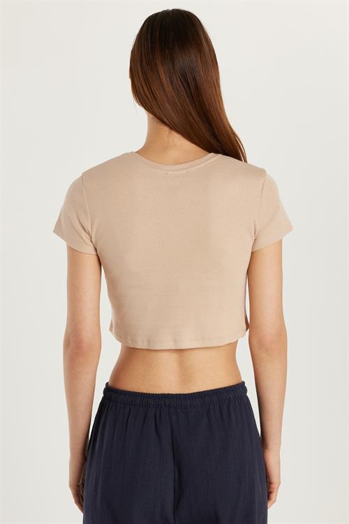 Kadın Slim Fit Dar Kesim %100 Pamuk Bisiklet Yaka Baskılı Bej Crop Tişört