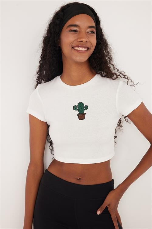 Kadın Slim Fit Dar Kesim %100 Pamuk Bisiklet Yaka Baskılı Beyaz Crop Tişört