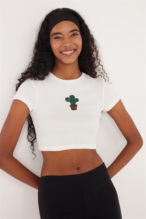 Kadın Slim Fit Dar Kesim %100 Pamuk Bisiklet Yaka Baskılı Beyaz Crop Tişört