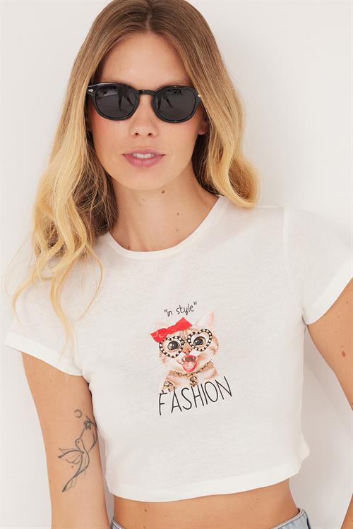 Kadın Slim Fit Dar Kesim %100 Pamuk Bisiklet Yaka Baskılı Beyaz Crop Tişört