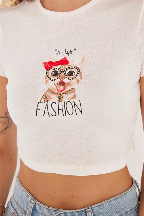 Kadın Slim Fit Dar Kesim %100 Pamuk Bisiklet Yaka Baskılı Beyaz Crop Tişört